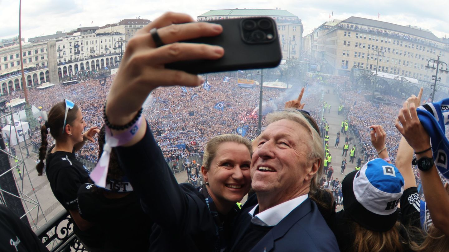 Club-Idol Horst Hrubesch feierte mit den Männern und den Frauen des HSV den Aufstieg in die Bundesliga. (Archivbild) Foto: Chris