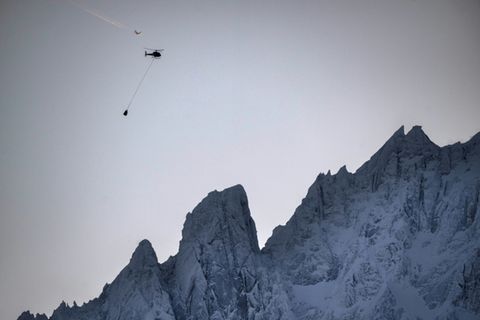 Helikopter über dem Mont-Blanc-Massiv