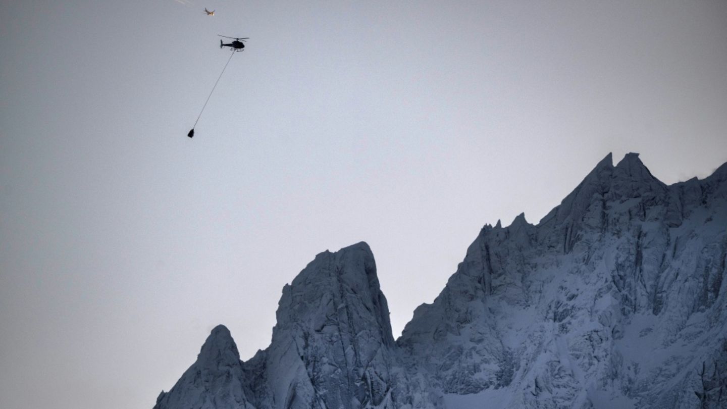 Helikopter über dem Mont-Blanc-Massiv