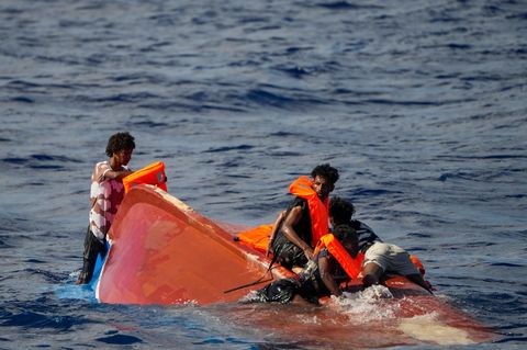 Immer wieder kommen Menschen bei der Fahrt übers Mittelmeer ums Leben. (Archivbild) Foto: Francisco Seco/AP/dpa