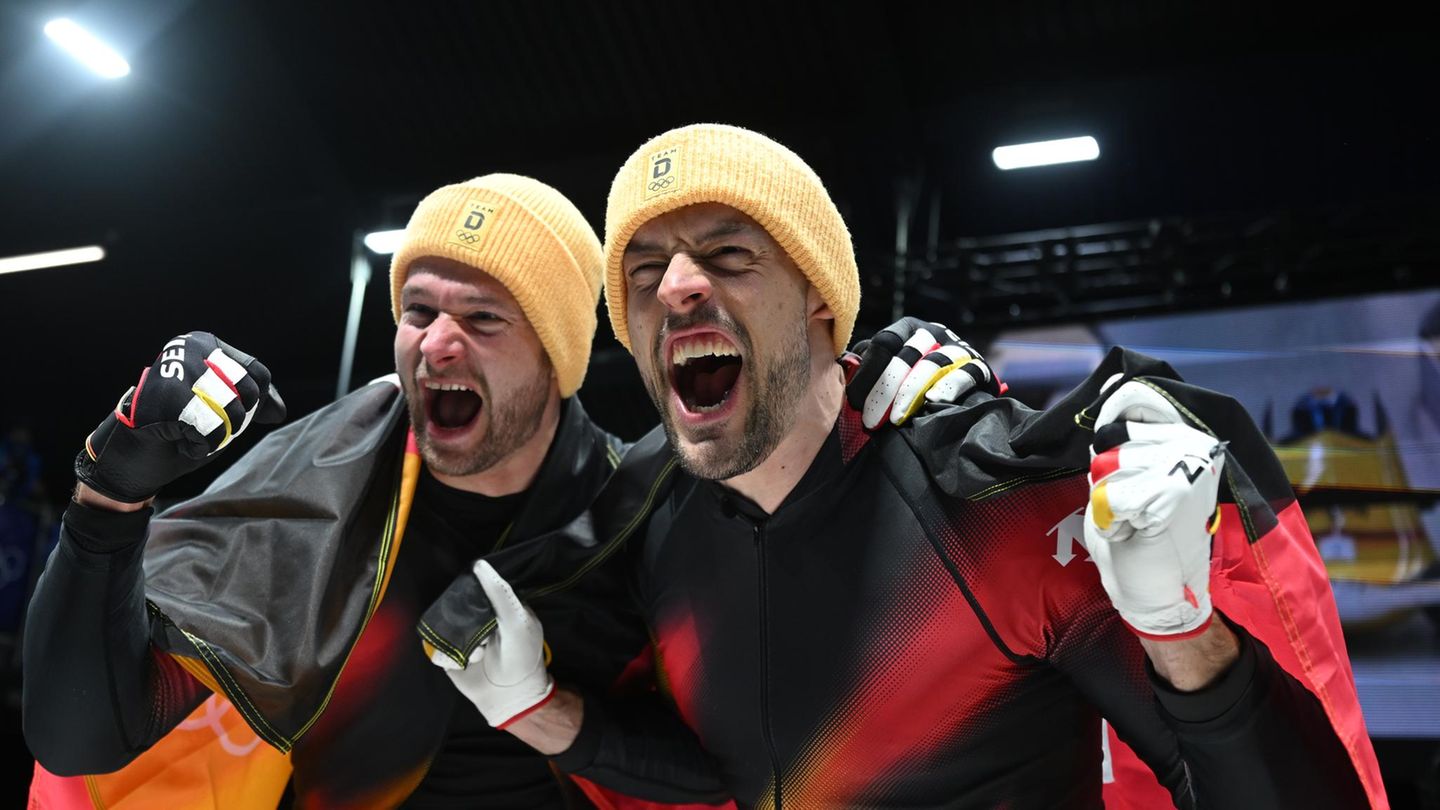 Zweierbob-Pilot Johannes Lochner (l.) und sein Anschieber Georg Fleischhauer jubeln über Gold