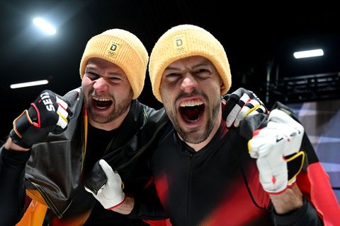 Johannes Lochner (l) und Georg Fleischhauer sind am Ziel: Gold im Zweierbob. Foto: Robert Michael/dpa