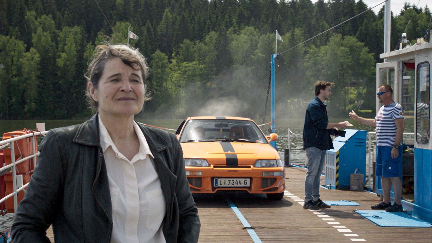 Grete (Maria Hofstätter) und Stani (Leonard Stirsky Hädler, Mitte) überqueren den Moldaustausee Lipno.