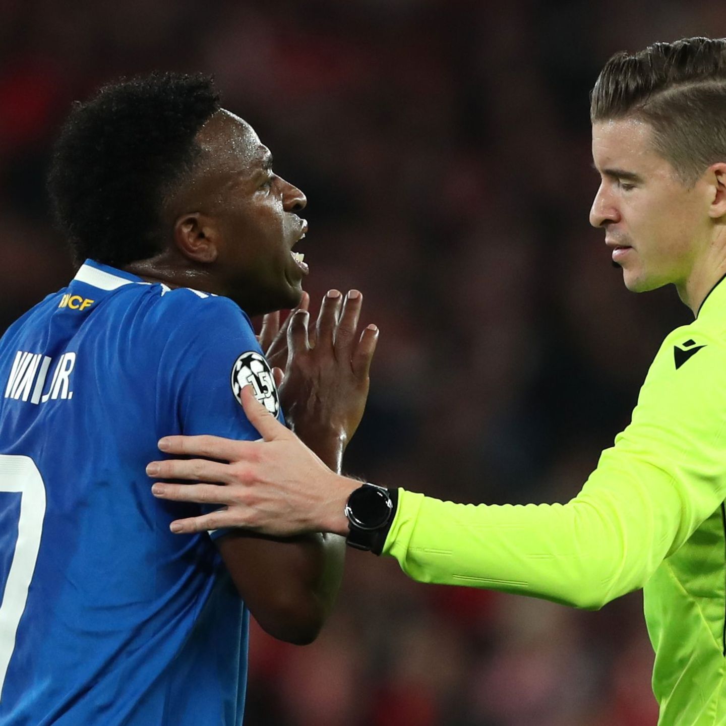 Real Madrids Vinícius Junior im Gespräch mit Schiedsrichter Francois Letexier. Foto: Pedro Rocha/AP/dpa