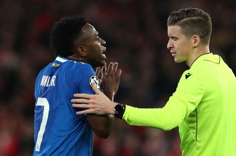 Real Madrids Vinícius Junior im Gespräch mit Schiedsrichter Francois Letexier. Foto: Pedro Rocha/AP/dpa