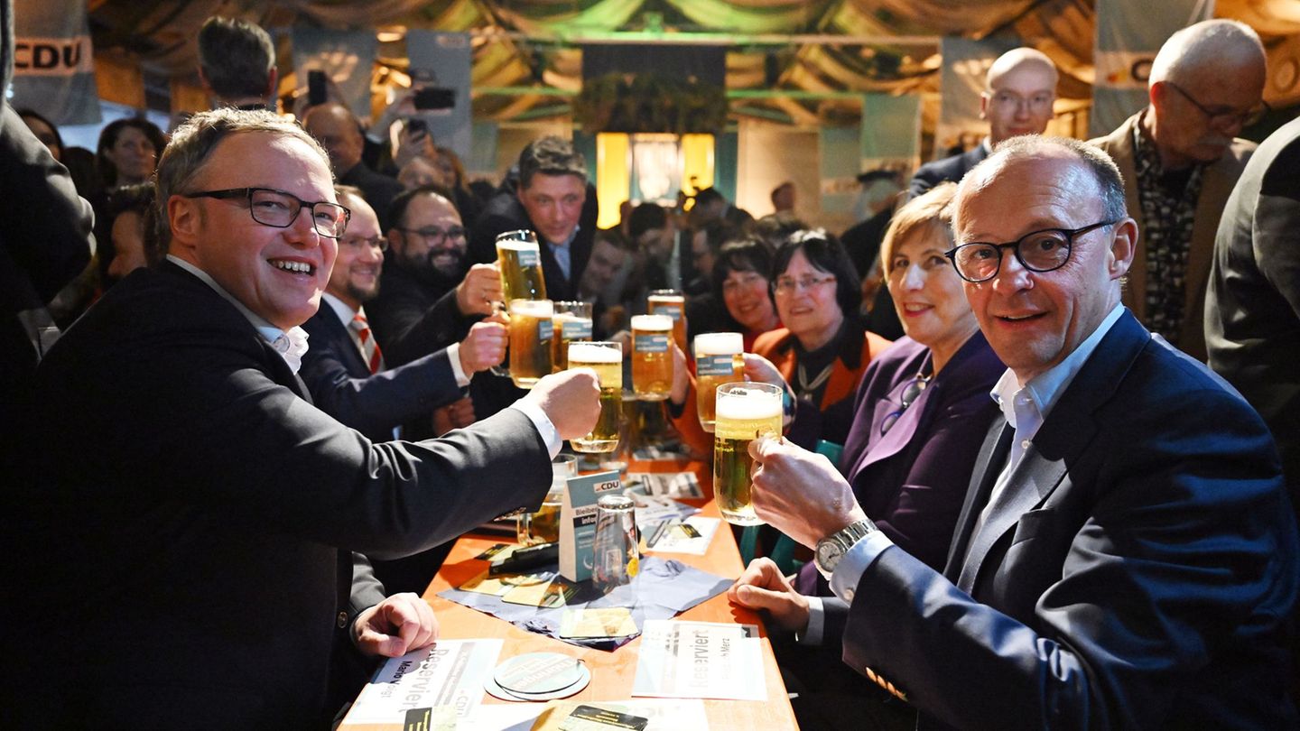 Vor zwei Jahren war Friedrich Merz (rechts) in Apolda - dieses Mal muss Mario Voigt (links) mit jemand anderem anstoßen. (Archiv