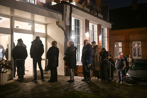 Zur offenen Sprechstunde bildet sich vor einer Hautarztpraxis in Weener schon frühmorgens eine Schlange. Foto: Lars Penning/dpa