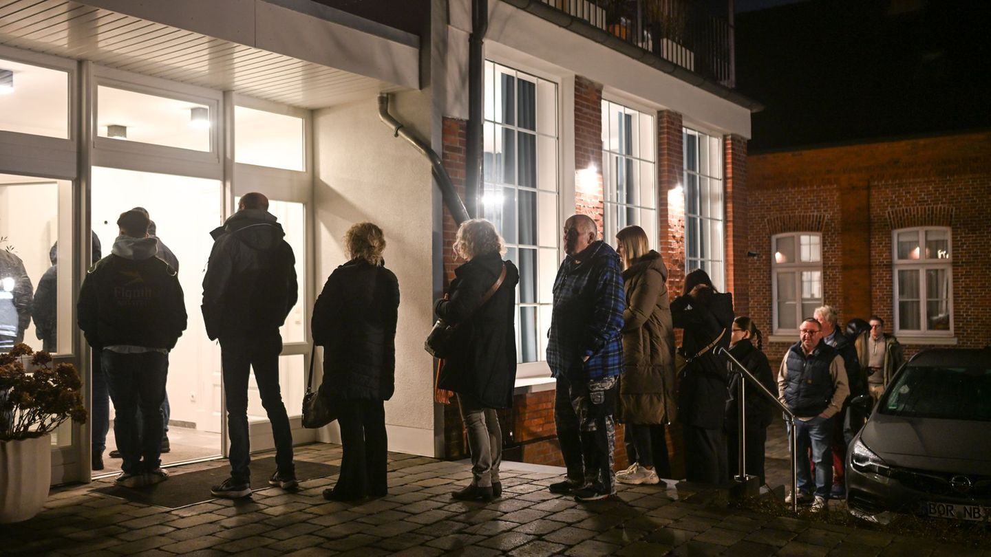 Zur offenen Sprechstunde bildet sich vor einer Hautarztpraxis in Weener schon frühmorgens eine Schlange. Foto: Lars Penning/dpa