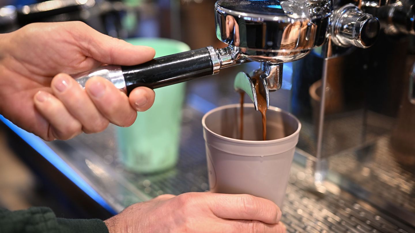 Eine Möglichkeit zum Plastikfasten: Mehrwegbecher nutzen (Symbolbild) Foto: Felix Kästle/dpa