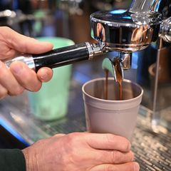 Eine Möglichkeit zum Plastikfasten: Mehrwegbecher nutzen (Symbolbild)