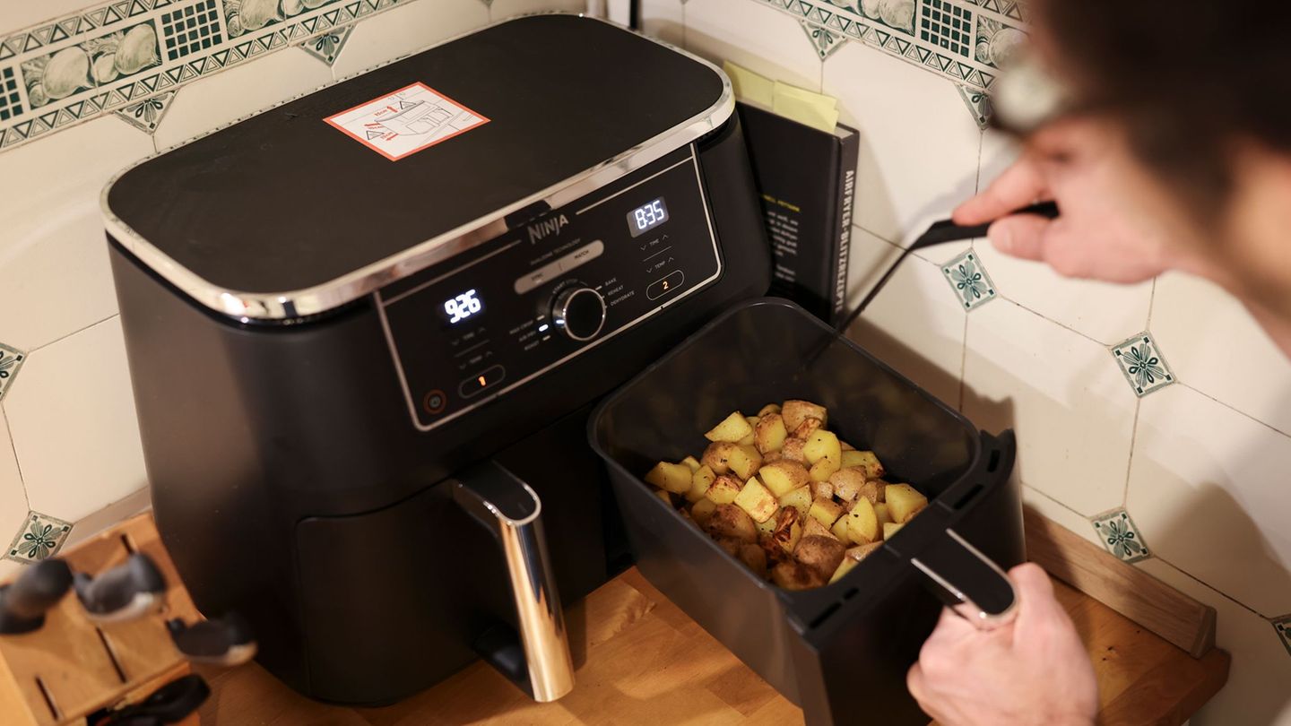 Ist der Korb befüllt, kann der Airfryer gestartet werden. Foto: Christian Charisius/dpa