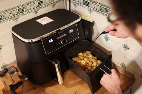 Ist der Korb befüllt, kann der Airfryer gestartet werden. Foto: Christian Charisius/dpa