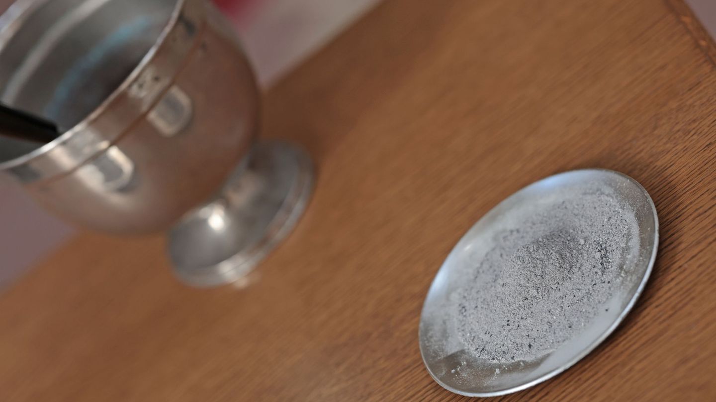 Mit Asche wird ein Kreuz auf die Stirn der Gläubigen aufgezeichnet. (Archivbild) Foto: Matthias Bein/dpa