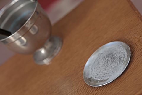 Mit Asche wird ein Kreuz auf die Stirn der Gläubigen aufgezeichnet. (Archivbild) Foto: Matthias Bein/dpa