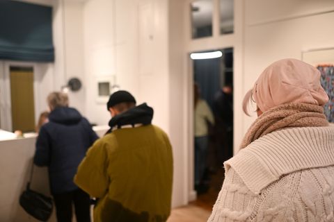 In der Arztpraxis von Bernd Brinker stehen Patienten bei der offenen Sprechstunde Schlange. Foto: Lars Penning/dpa