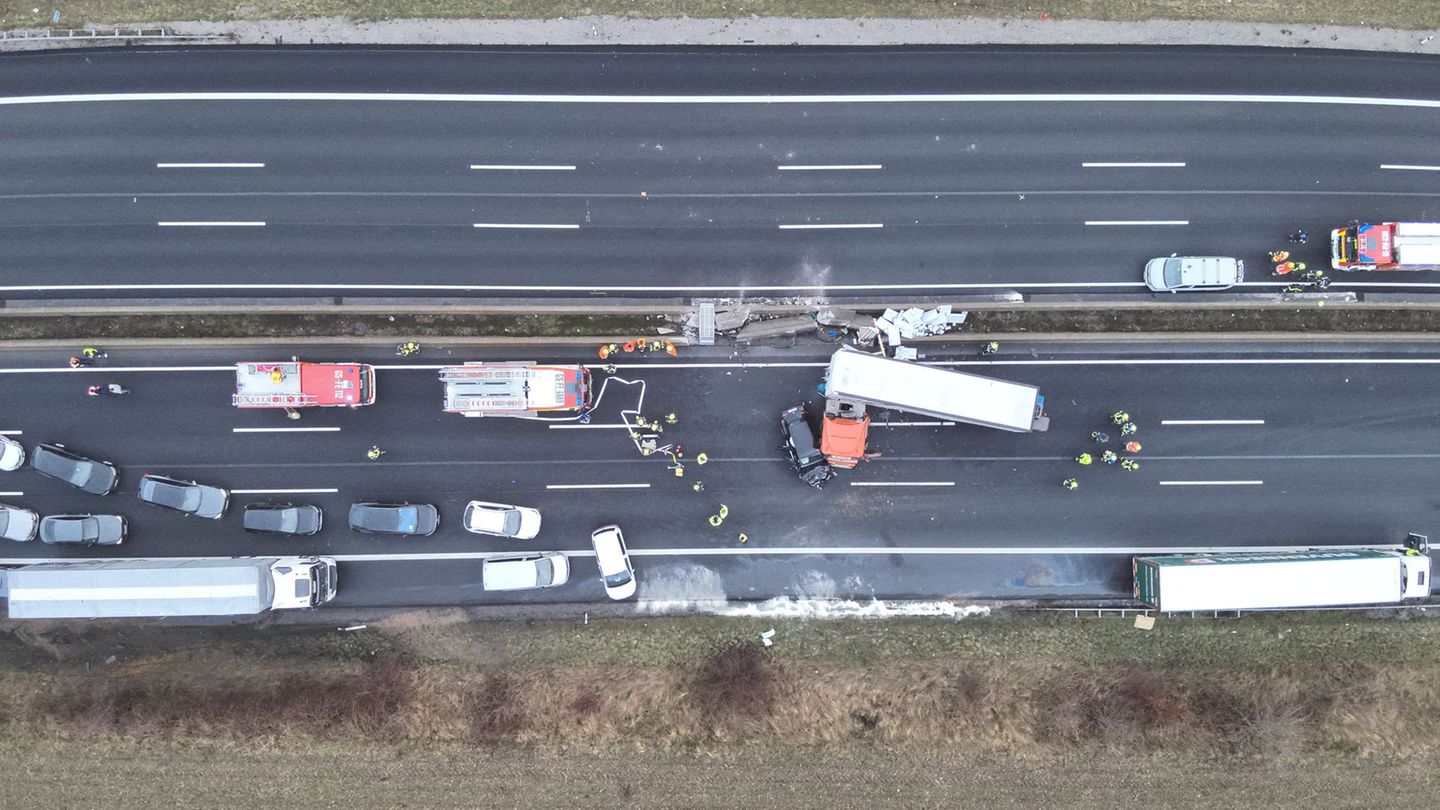 Die Autobahn 7 ist laut Polizei voraussichtlich bis zum Abend gesperrt. Foto: Polizeiinspektion Hildesheim/dpa