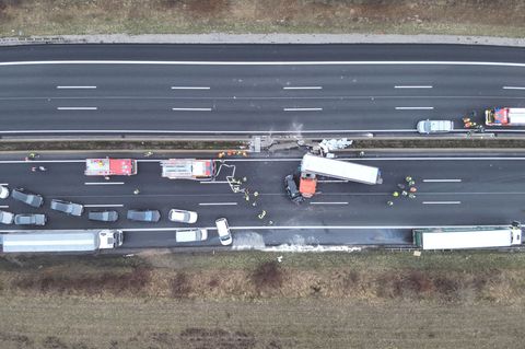 Die Autobahn 7 ist laut Polizei voraussichtlich bis zum Abend gesperrt. Foto: Polizeiinspektion Hildesheim/dpa
