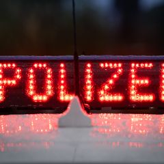 Ein Unfall auf der A4 Richtung Görlitz sorgt für eine Sperrung der Autobahn. (Symbolbild) Foto: Soeren Stache/dpa