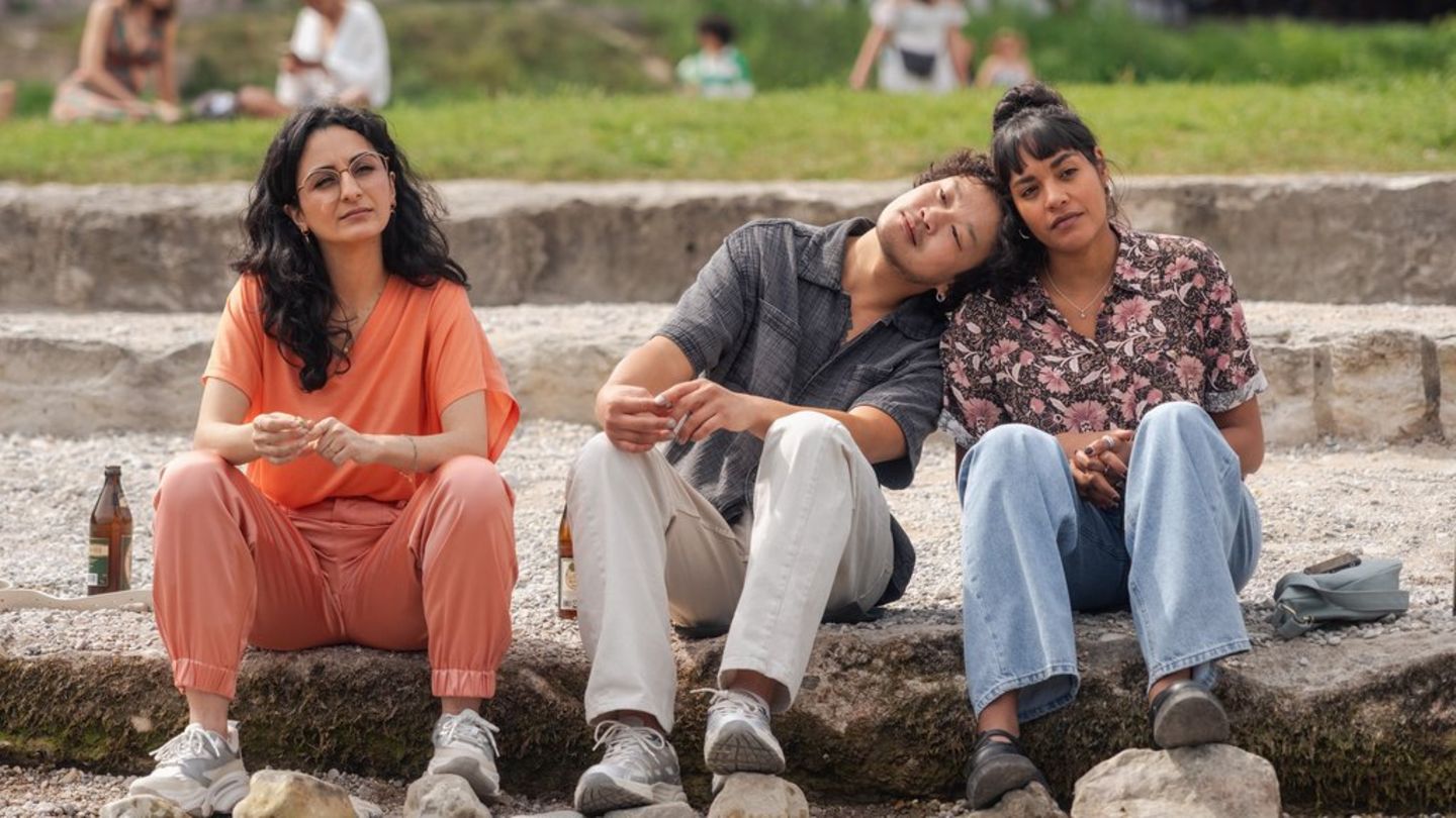 "Damen": Sema (Şafak Şengül, l.), Kim (Viet Pham, M.) und Maya (Salka Weber) an der Isar.