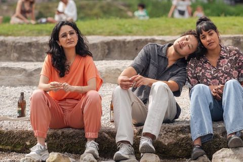 "Damen": Sema (Şafak Şengül, l.), Kim (Viet Pham, M.) und Maya (Salka Weber) an der Isar.