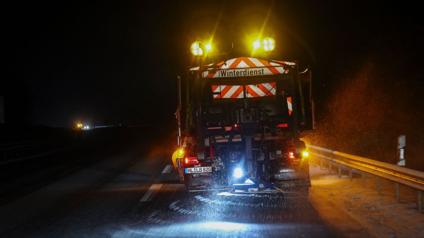 Im Norden bleibt es glatt und frostig, Streufahrzeuge sind unterwegs. (Symbolbild) Foto: Christian Charisius/dpa