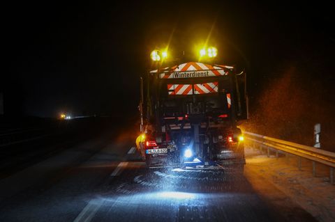 Im Norden bleibt es glatt und frostig, Streufahrzeuge sind unterwegs. (Symbolbild) Foto: Christian Charisius/dpa