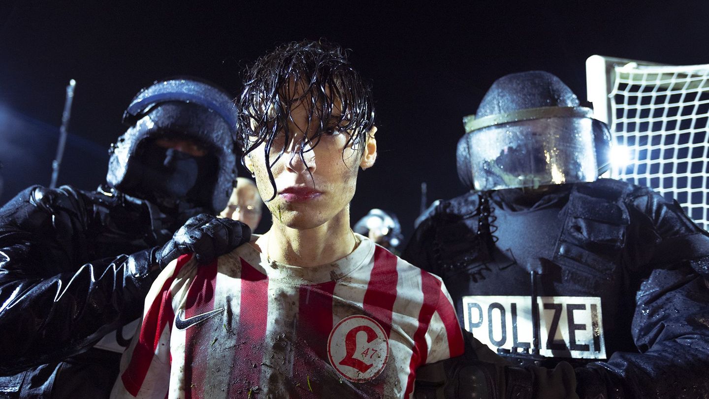 Mitten auf dem Fußballplatz wird Yussuf (Eren M. Güvercin) festgenommen.