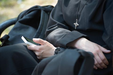 Netflix: Ein Mönch schaut auf ein Smartphone