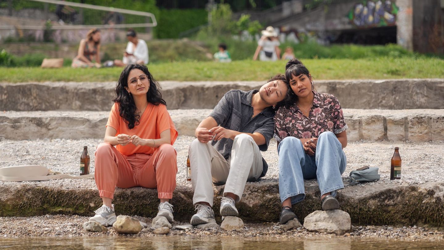 Sema (Şafak Şengül, l-r), Kim (Viet Pham) und Maya (Salka Weber). Foto: Lars Nitsch/Kineo Film GmbH/BR/dpa