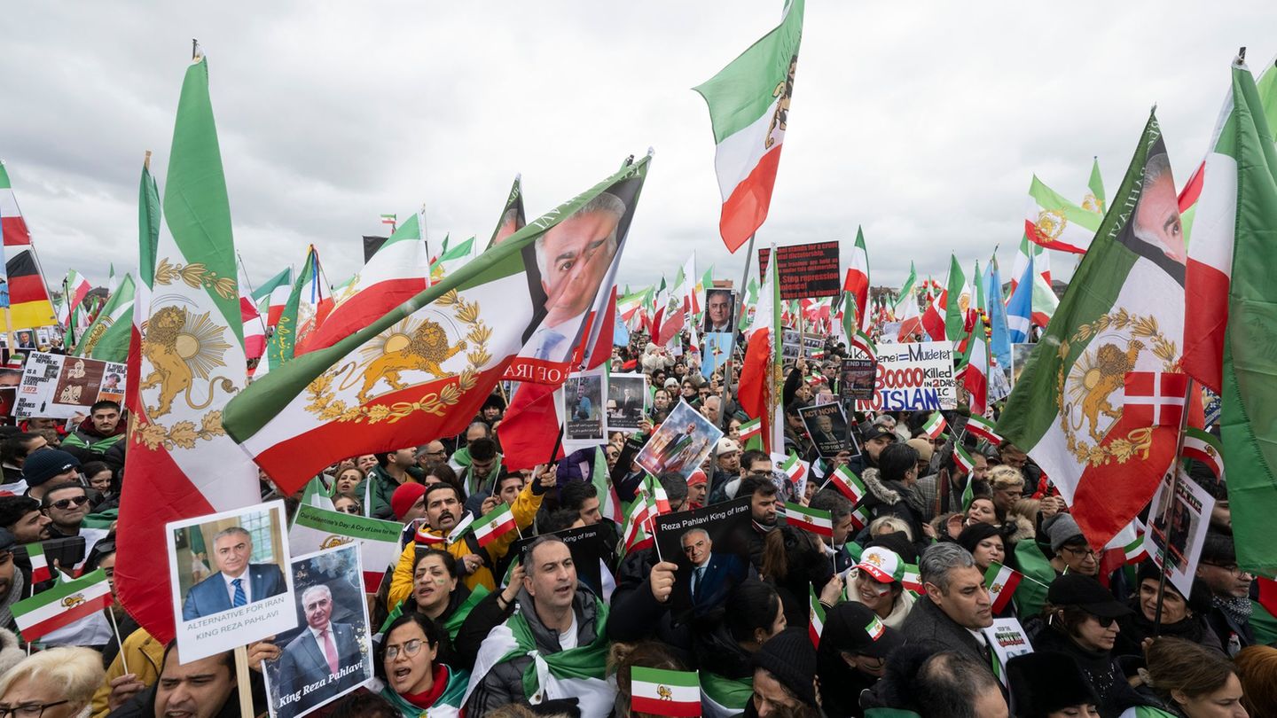 Eine Demonstration gegen Irans Führung in München sorgt für Spannungen. (Archivbild) Foto: Marijan Murat/dpa