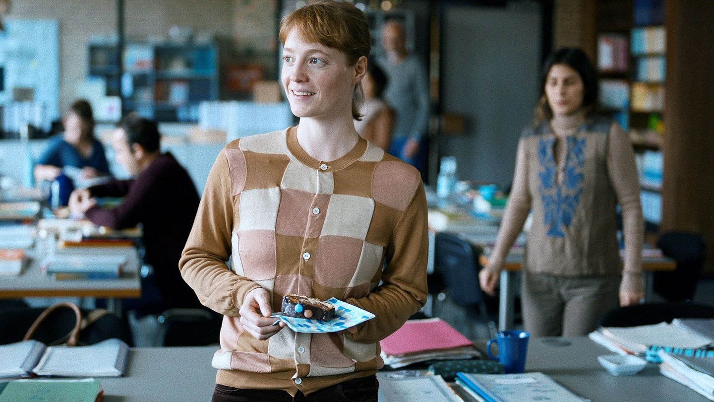 Die junge Lehrerin Carla Nowak (Leonie Benesch) steht im Lehrerzimmer. Foto: Judith Kaufmann/Alamode Film/ZDF/dpa