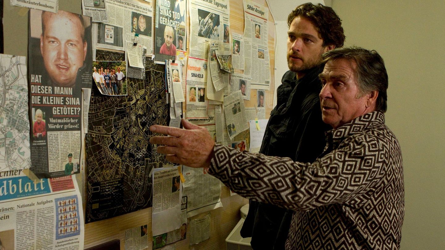 Der pensionierte Kommissar Altendorf (Elmar Wepper, rechts) hat im Keller alles archiviert, was ihm im "Fall Sina Kolb" in die Finger kam, Tanner (Ronald Zehrfeld) soll die Aufklärung zum Ende bringen.
