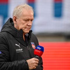 Der 1. FC Heidenheim und sein Vereinschef Holger Sanwald erleben eine sportlich schwere Zeit. Foto: Harry Langer/dpa