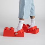 Lego x Crocs Stein-Clog, 149,99 Euro  Der Künstler und Rapper Tommy Cash („Espresso Macchiato”) sorgte mit den roten Lego-Klötzchen an den Füßen auf der Pariser Fashion Week 2026 für mächtig Aufsehen. Die klobigen Steine sind der Auftakt einer Kollaboration zwischen dem Spielzeugriesen aus Dänemark und dem kultigen US-Schuhhersteller. Die Lego Stein-Clogs wiegen zusammen rund drei Kilogramm, bestehen aus Croslite™ und sollen sehr pflegeleicht sein. PR-Coup oder Sneaker-Highlight? Entscheiden Sie selbst.