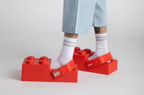 Lego x Crocs Stein-Clog, 149,99 Euro  Der Künstler und Rapper Tommy Cash („Espresso Macchiato”) sorgte mit den roten Lego-Klötzchen an den Füßen auf der Pariser Fashion Week 2026 für mächtig Aufsehen. Die klobigen Steine sind der Auftakt einer Kollaboration zwischen dem Spielzeugriesen aus Dänemark und dem kultigen US-Schuhhersteller. Die Lego Stein-Clogs wiegen zusammen rund drei Kilogramm, bestehen aus Croslite™ und sollen sehr pflegeleicht sein. PR-Coup oder Sneaker-Highlight? Entscheiden Sie selbst.