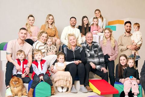 Silvia Wollny (Mitte, sitzend) mit einem Teil ihrer Großfamilie.