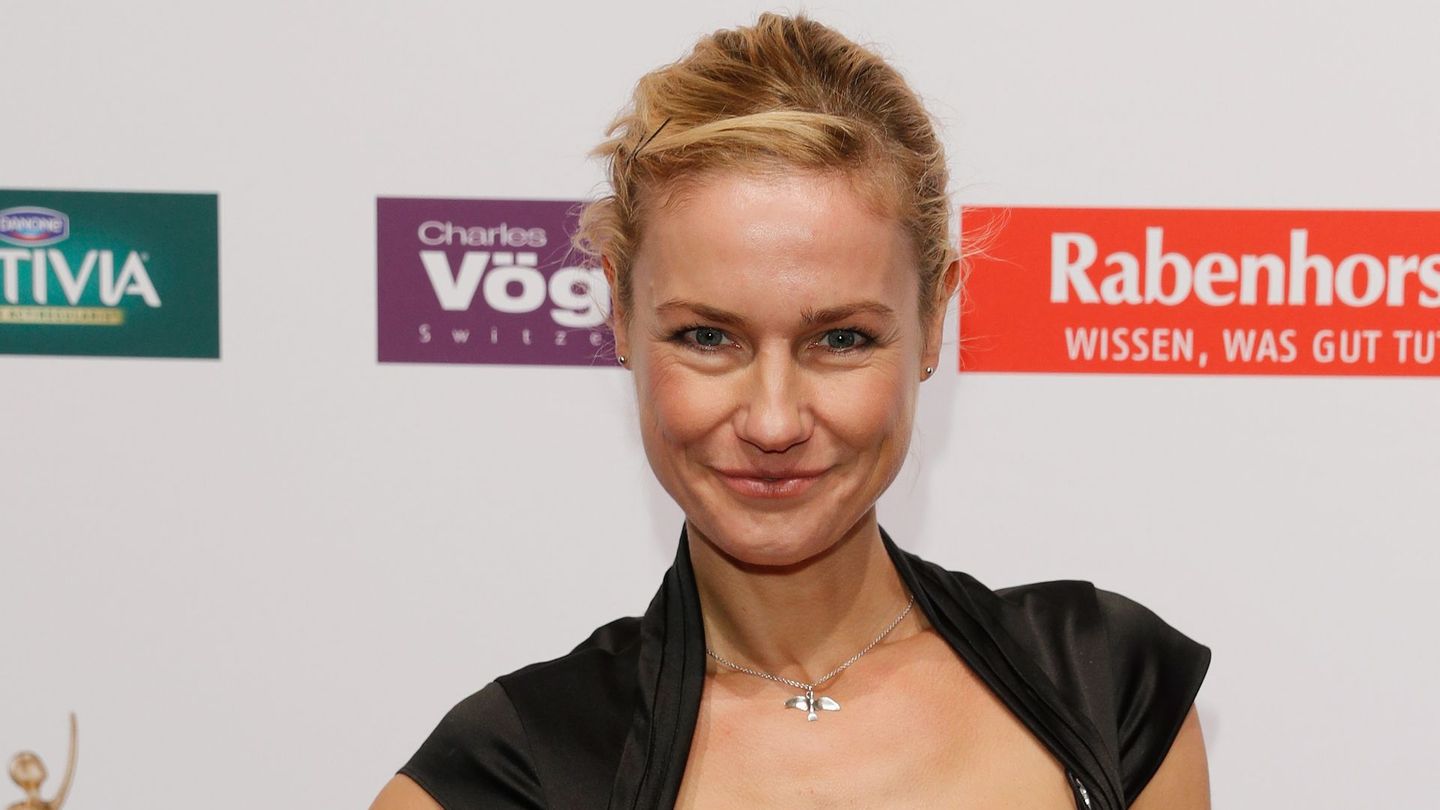 Schauspielerin Rhea Harder-Vennwald spricht im Interview anlässlich der 500. Folge von "Notruf Hafenkante" (Donnerstag, 19. Februar, 19.25 Uhr) darüber, wie sie ihr Mutterdasein und ihren Job unter einen Hut bekommt.