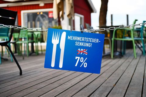Schild weist auf Mehrwertsteuersenkung hin