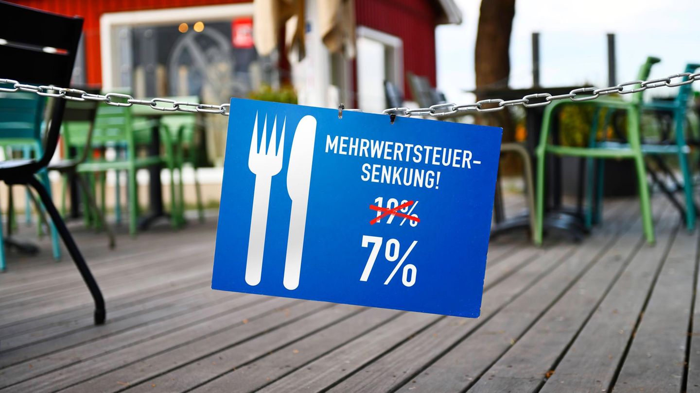 Schild weist auf Mehrwertsteuersenkung hin
