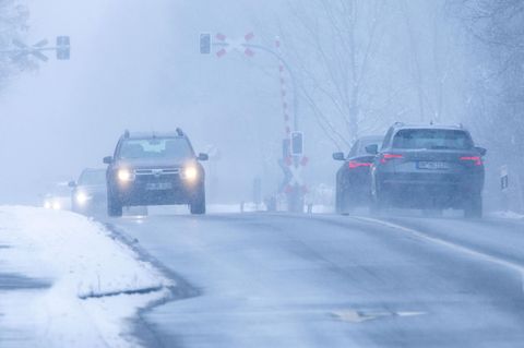 Schneefall und gefrierene Nässe können insbesondere für Autofahrer gefährlich werden