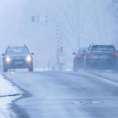 Schneefall und gefrierene Nässe können insbesondere für Autofahrer gefährlich werden