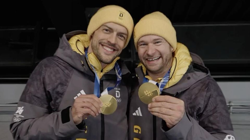 Die deutschen Bobfahrer posieren mit ihren Goldmedaillen bei Olympia.