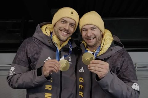 Die deutschen Bobfahrer posieren mit ihren Goldmedaillen bei Olympia.