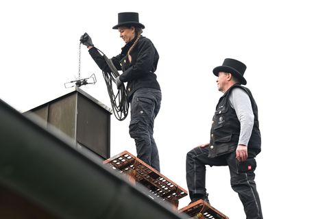Kaminkehrer sorgen dafür, dass Feuerstätten ohne Probleme betrieben werden können. (Archivbild) Foto: Felix Hörhager/dpa