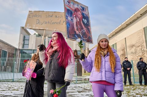 Protest von Betroffenen sexualisierter Gewalt vor dem Kanzleramt