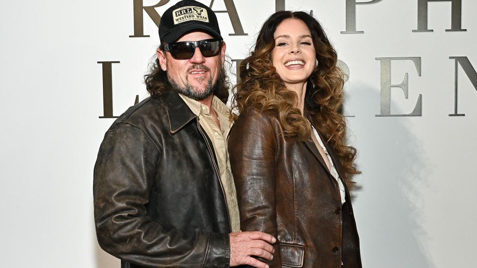 Lana del Rey und ihr Mann Jeremy Dufrene auf dem roten Teppich der New York Fashion Week