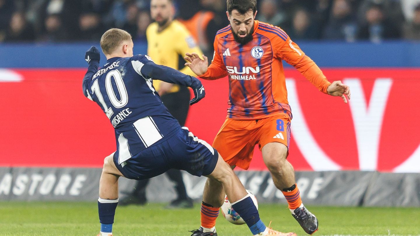 Die Zeit von Amin Younes (r) bei Schalke ist vorbei. (Archivbild) Foto: Andreas Gora/dpa