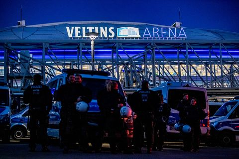 Auf Schalke wird am Samstag ein großes Polizeiaufgebot beim Spiel gegen Magdeburg im Einsatz sein. (Archivbild) Foto: David Inde