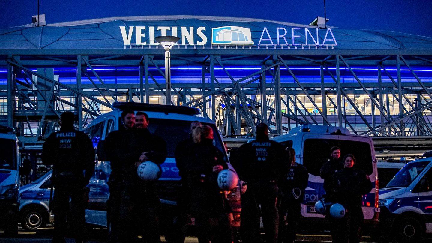 Auf Schalke wird am Samstag ein großes Polizeiaufgebot beim Spiel gegen Magdeburg im Einsatz sein. (Archivbild) Foto: David Inde