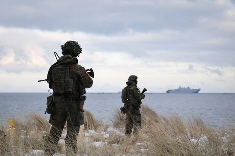 An der amphibischen Anlandung sind nach Nato-Angaben 15 Schiffe mit 2.600 Soldaten beteiligt. Foto: Christian Charisius/dpa